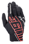 Alpinestars Aragon handschoen, urban motorhandschoen, zwart met felrood, met grote gestileerde MM93-graphics en Marc Marquez-handtekening op de pols, wit Alpinestars-logo, stretch textielconstructie voor lichtgewicht ademend vermogen.