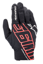 Alpinestars Aragon handschoen, urban motorhandschoen, zwart met felrood, met grote gestileerde MM93-graphics en Marc Marquez-handtekening op de pols, wit Alpinestars-logo, stretch textielconstructie voor lichtgewicht ademend vermogen.