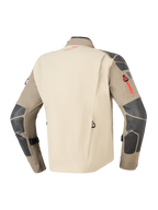 Alpinestars Nazca 3L GORE-TEX PRO Jas, Walnut Rock Brown, achteraanzicht met beige rugpaneel en bruine mouwen met donkergrijze verstevigingen op de schouders en ellebogen, rode rits- en logo-accenten, duurzame adventure motor touring kleding
