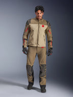 Alpinestars Nazca 3L GORE-TEX PRO Jas, Walnut Rock Brown, avontuurlijke motorjas gedragen met bijpassende broek en handschoenen, voorzien van rode ritsaccenten, 'All Terra' logo op de borst en een robuuste textielconstructie.