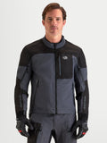 Alpinestars Arenis Gore-Tex jas, avontuurlijke motorjas voor heren in zwart en donkergrijs, vooraanzicht op model met bijpassende uitrusting en handschoenen, CE-gecertificeerde waterdichte all-terrain motorkleding