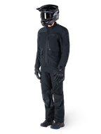 Motorrijder die de Alpinestars St-7 Prime GORE-TEX jas in het zwart draagt, gecoördineerde adventure touring-outfit met bijpassende zwarte broek, zwarte helm met bril en handschoenen, met een gestroomlijnd en functioneel ontwerp voor prestaties onder alle weersomstandigheden.