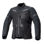 Alpinestars ST-7 2L GORE-TEX Jas, motorjas in zwart en donkergrijs, vooraanzicht met grote cargozakken, reflecterende accenten op de schouders en Alpinestars Exploration Equipment-logo op de borst, waterdichte adventure touring-uitrusting