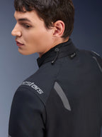 Alpinestars ST-7 2L GORE-TEX Jas, zwarte en donkergrijze motorjas, detailopname van de kraag met het verstelbare schokkoord en Tech-Air label, voorzien van grijze reflecterende accenten en merklogo op de schouder