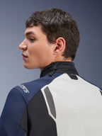 Alpinestars ST-7 2L GORE-TEX Jas, close-up profielaanzicht van de rug en nek, Ice Gray Dark Blue en Black, voorzien van een verstelbare kraag met schokkoord en Tech-Air branding, premium adventure touring motorjas.