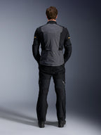 Alpinestars ST-7 2L GORE-TEX jas, Deep Gray Black en Dark Khaki, achteraanzicht op een model, adventure motor touringjas met grijs rugpaneel en zwarte voorgevormde mouwen, gedragen met bijpassende zwarte broek