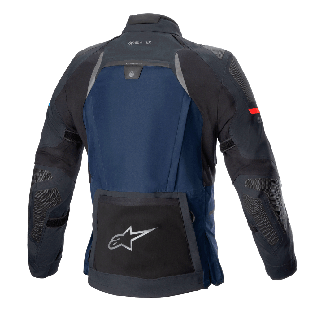 Alpinestars Boulder GORE-TEX Jas, technische touring motorjas, donkerblauw en zwart, achteraanzicht met een grote achterzak met zilveren ster-logo, hydratatiecompartiment en GORE-TEX-branding op de kraag.