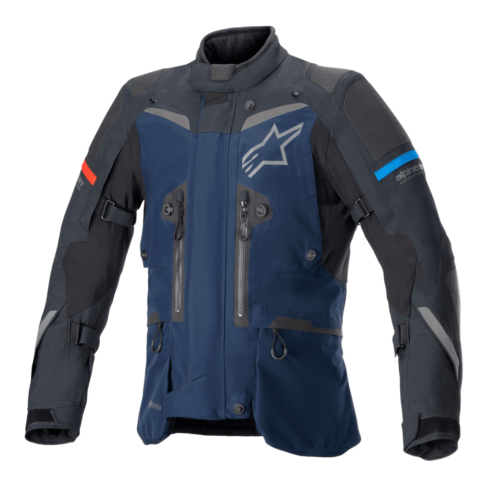 Alpinestars Boulder GORE-TEX motorjas, donkerblauwe en zwarte adventure touring jas, waterdichte textielconstructie, wit sterlogo op de borst, rode en lichtblauwe mouwaccenten, meerdere ventilatieritsen en verstelbanden, duurzame technische uitrusting voor alle weersomstandigheden