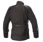 Alpinestars Stella Ketchum GORE-TEX damesmotorjas, textiel motorjas, zwart, achteraanzicht met het Alpinestars-logo, verstelbare tailleband met branding en reflecterende schouder- en mouwpanelen voor betere zichtbaarheid van de rijder.