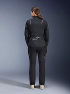 Alpinestars Stella ST-7 2L GORE-TEX jas en broek, adventure touring motoroutfit voor dames, zwart en donkergrijs, achteraanzicht met het Astar-logo en reflecterende details, duurzame waterdichte textielconstructie