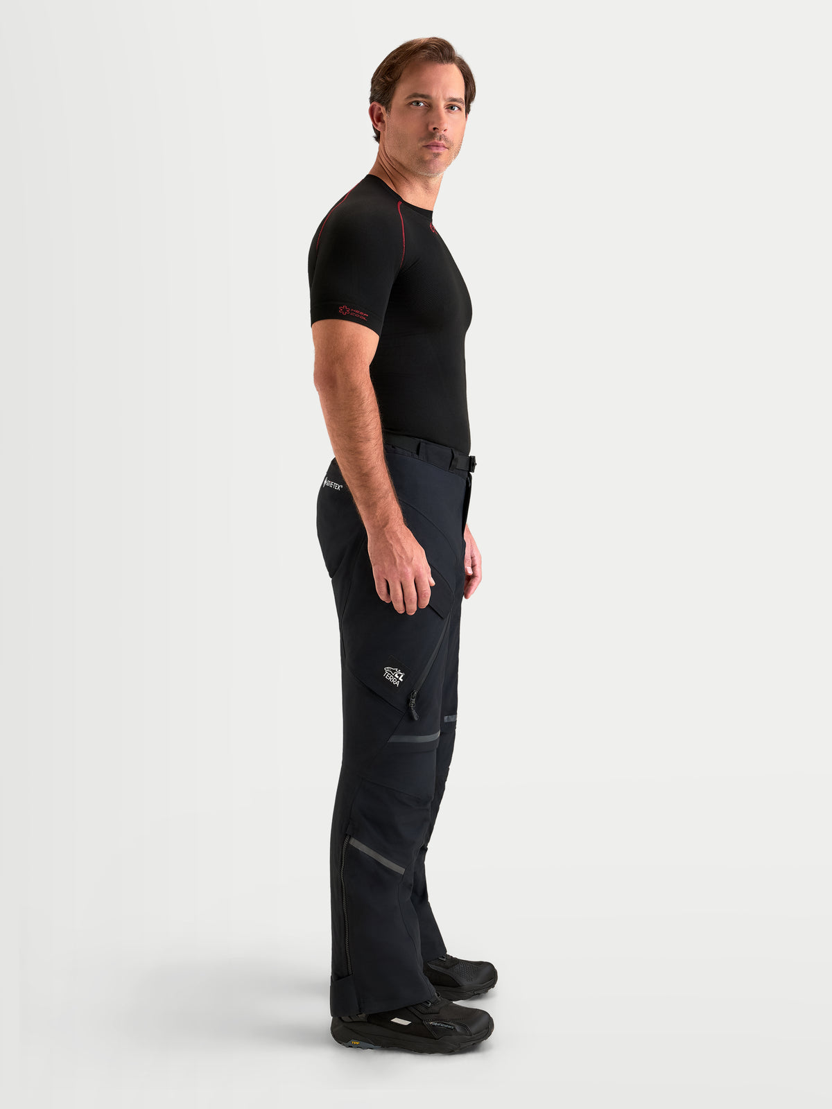 Alpinestars ST-7 V2 2L Gore-Tex broek, adventure motorbroek voor heren in zwart, zijaanzicht op model met waterdichte textiel uitrusting
