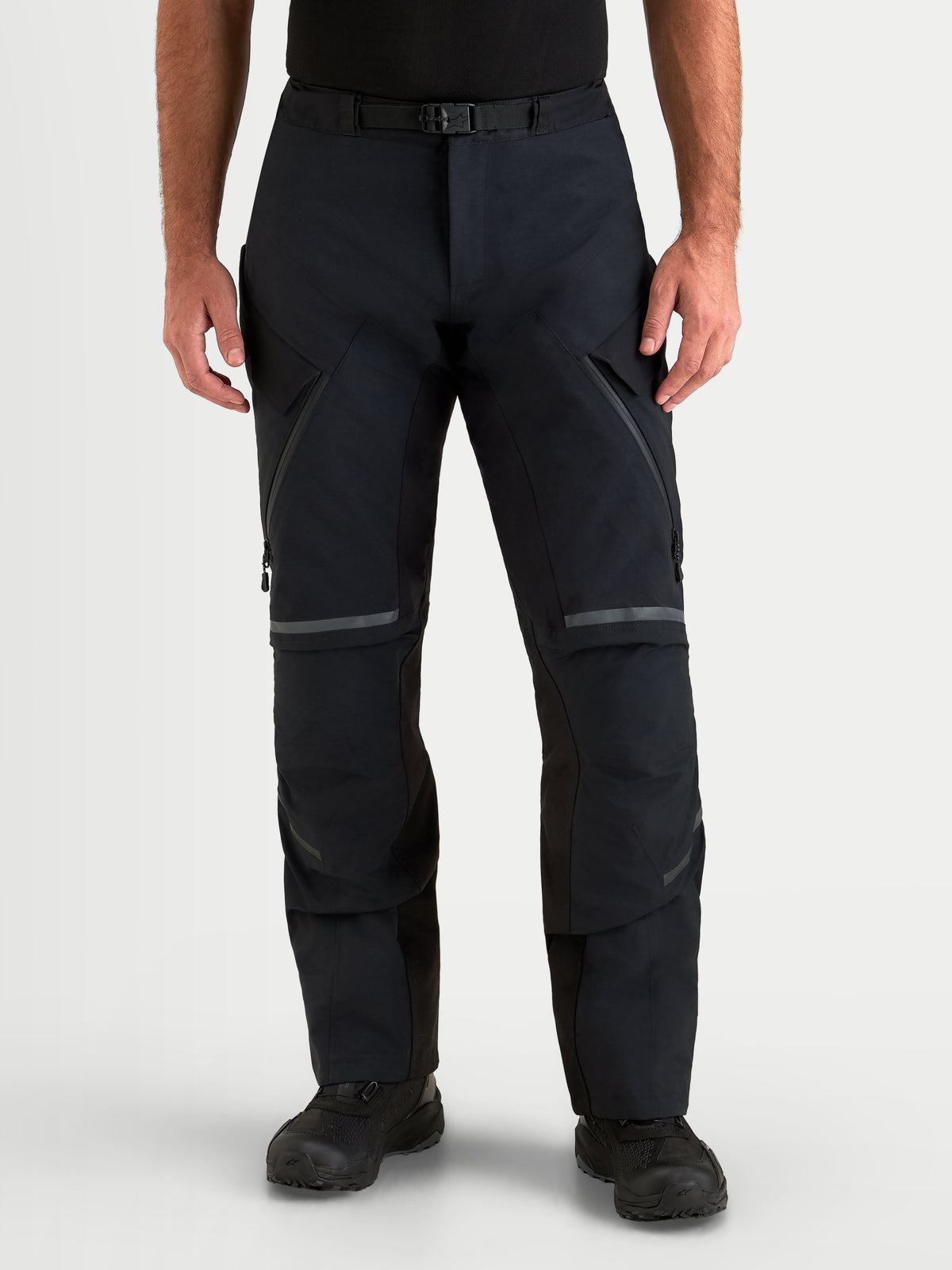Alpinestars ST-7 V2 2L Gore-Tex broek short, heren adventure motorbroek in zwart, vooraanzicht op model met waterdichte textiel uitrusting en CE-gecertificeerde bescherming