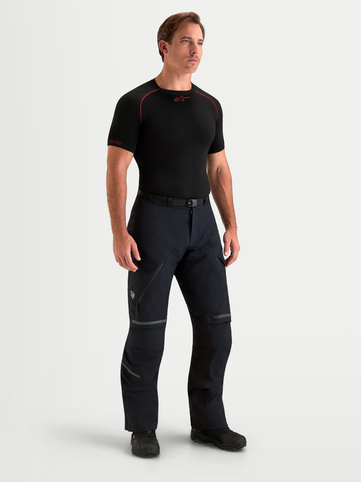 Alpinestars St 7 V 2 2 L Gore Tex broek Short, adventure motorbroek voor heren in zwart, volledige weergave op een model in waterdichte textiel motorkleding
