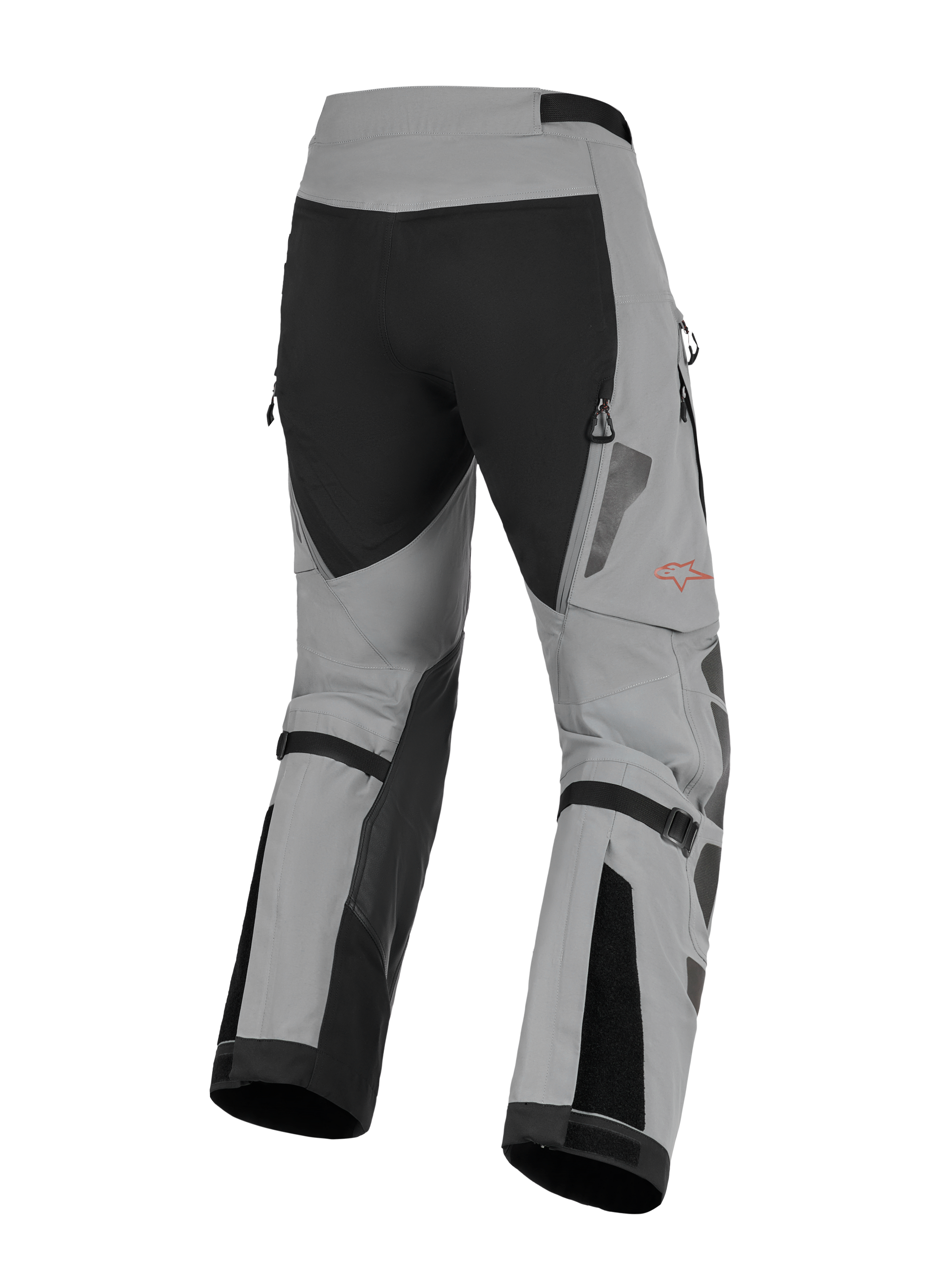 Alpinestars Nazca 3L GORE-TEX PRO-broek, adventure motorbroek, donkergrijs en zwart, achteraanzicht met kuitvolume-verstellers en ventilatieopeningen met rits, duurzame textielconstructie met een rood Alpinestars-logo op de broekspijp