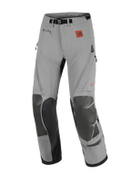 Alpinestars Nazca 3L GORE-TEX PRO broek, adventure motorbroek, donkergrijs en zwart, voorzien van verstevigde kniepanelen, GORE-TEX PRO-branding en All Terra-logo, technisch ontwerp voor off-road en touring