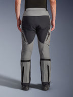 Alpinestars Nazca 3L GORE-TEX PRO broek, adventure motorbroek, donkergrijs en zwart, achteraanzicht, voorzien van ventilatieopeningen met rits op de dijen, kuitvolume-verstellers en versterkte zitpanelen, ontworpen voor extreem all-terrain rijden.