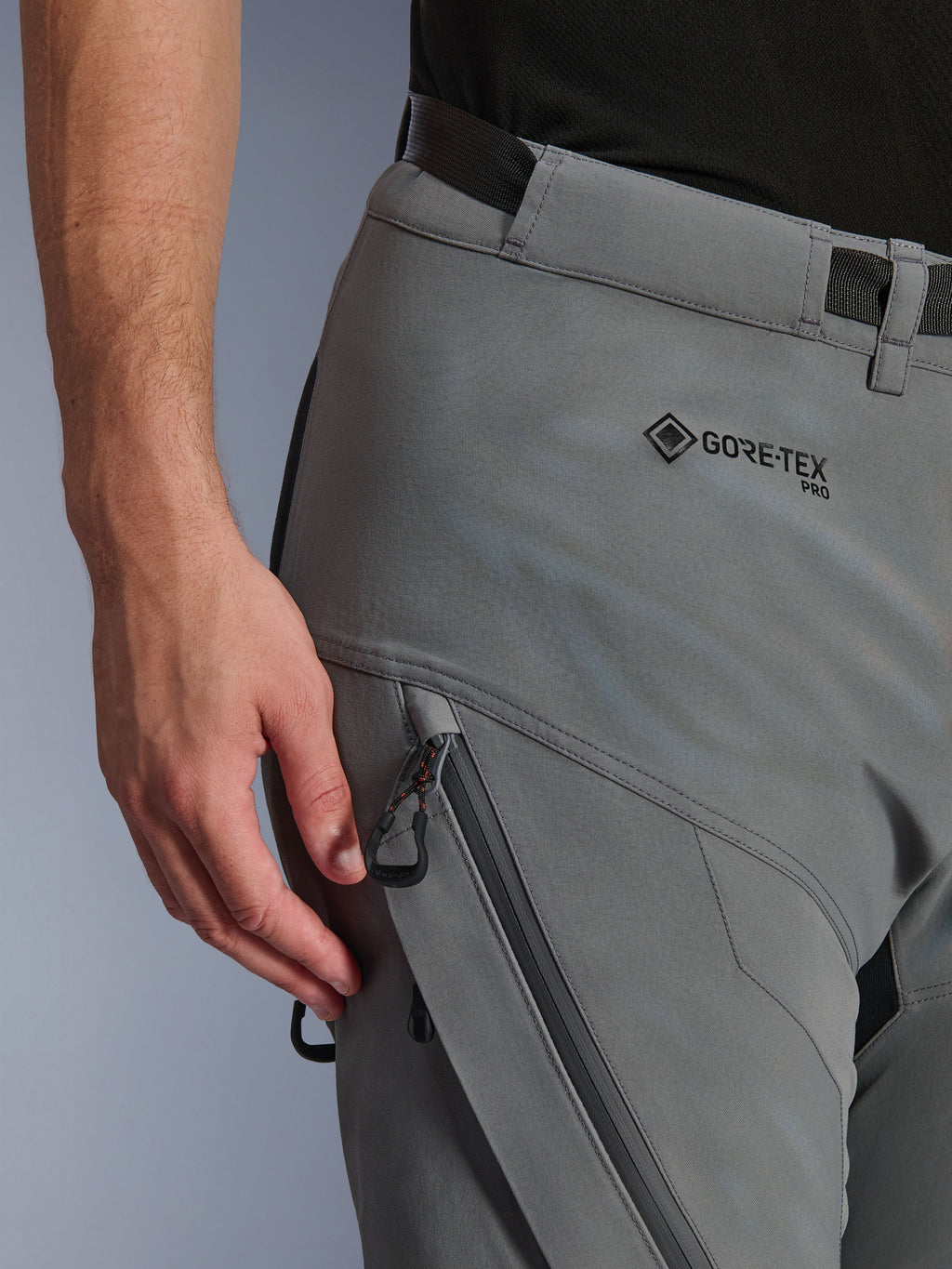 Close-up van de Alpinestars Nazca 3L GORE-TEX PRO broek in Dark Gray Black, met GORE-TEX PRO-branding op de heup, een waterbestendige cargozak met ritssluiting en duurzame textielconstructie voor adventure-rijden.