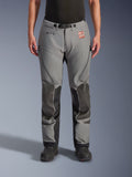 Alpinestars Nazca 3L GORE-TEX PRO broek, grijs met zwarte knie- en scheenbeenversterkingen, technische adventure motorbroek, vooraanzicht, met GORE-TEX-branding, ventilatieopeningen met rits op de bovenbenen en verstelbare tailleriem