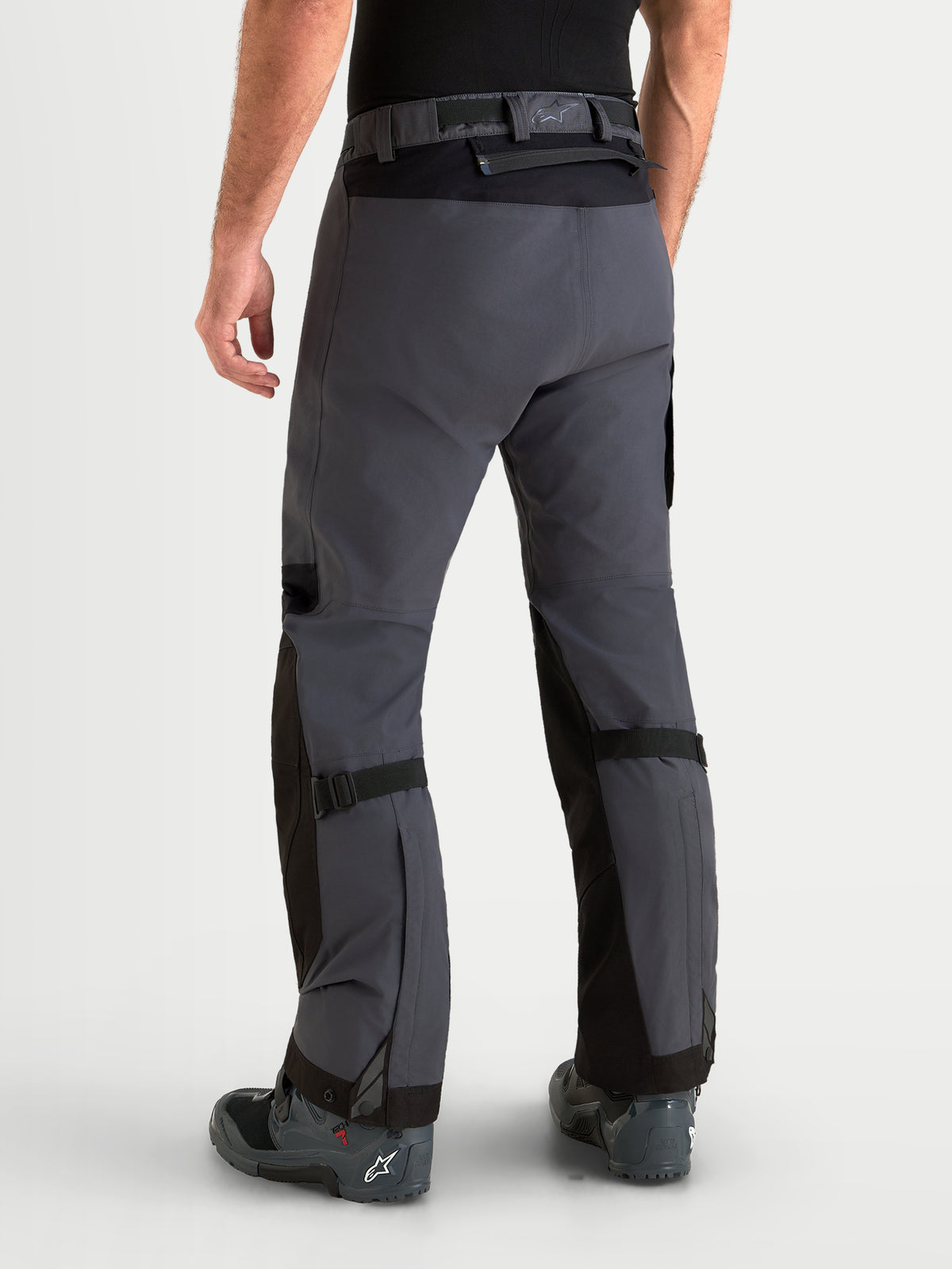 Alpinestars Arenis Gore-Tex broek, adventure motorbroek voor heren in zwart en donkergrijs, waterdichte textielconstructie en taille-sluiting, achteraanzicht op model