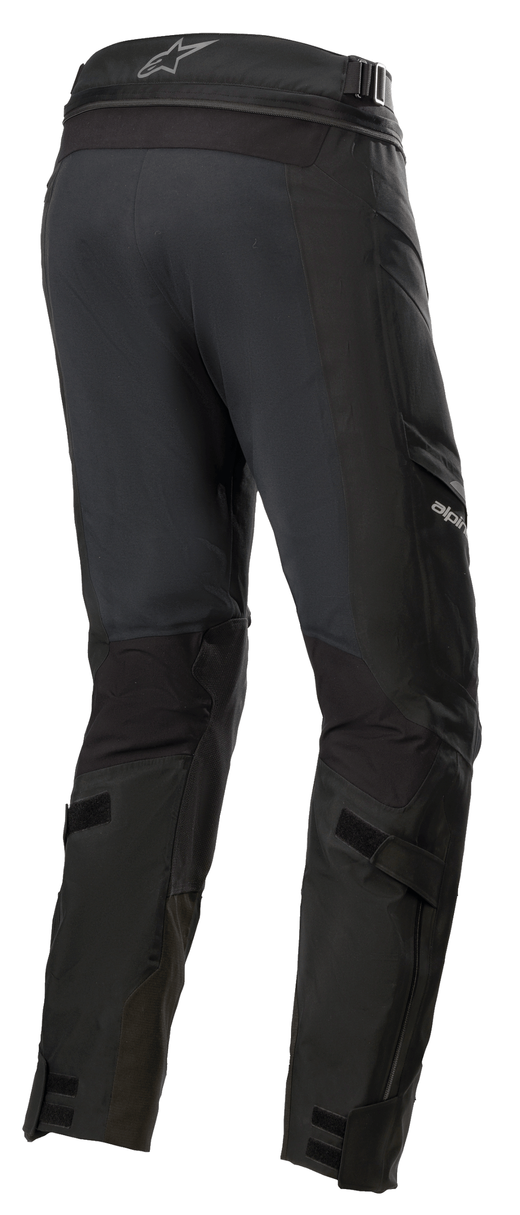 Alpinestars Road Tech GORE-TEX broek kort, zwart, 3/4 achteraanzicht met verbindingsrits in de taille, verstelbare kuitbanden en ballistische nylon versterkingen, waterdichte adventure touring kleding