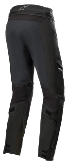Alpinestars Road Tech GORE-TEX broek kort, zwart, 3/4 achteraanzicht met verbindingsrits in de taille, verstelbare kuitbanden en ballistische nylon versterkingen, waterdichte adventure touring kleding