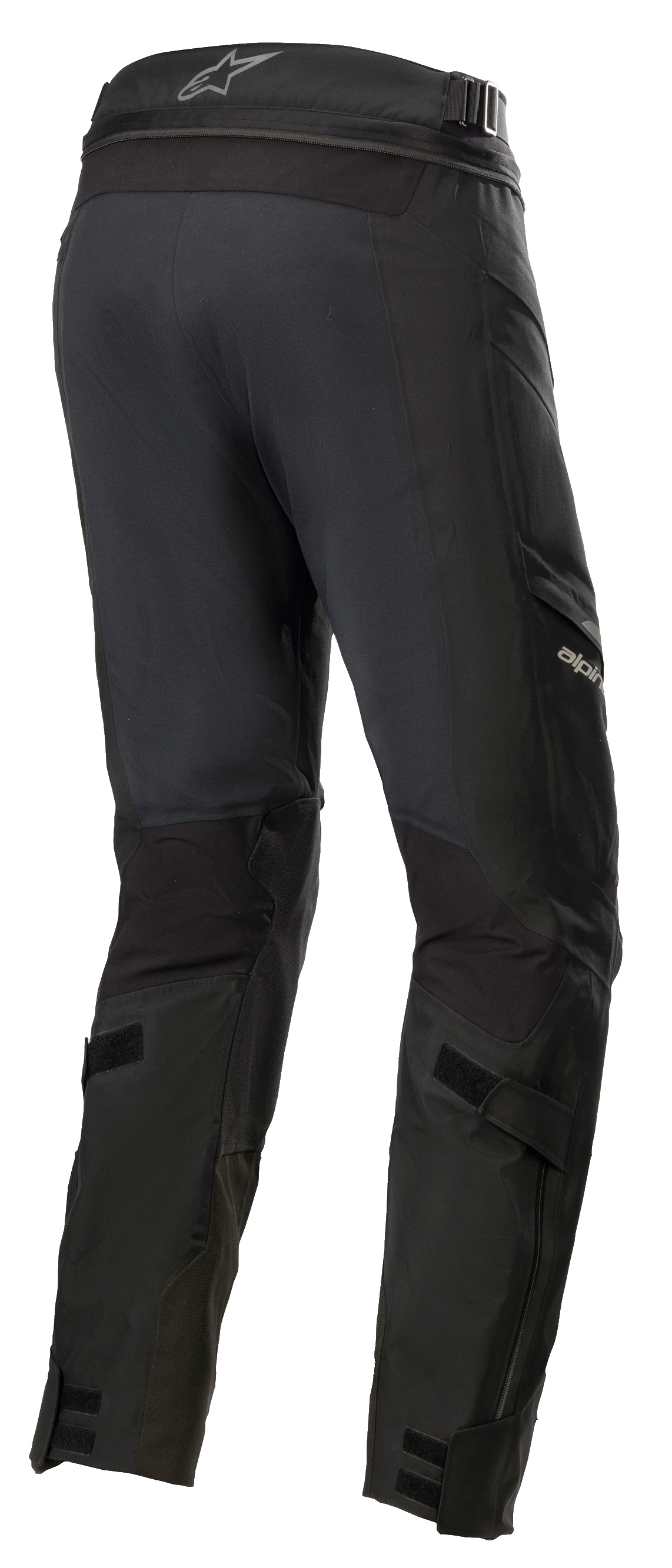 Alpinestars Road Tech GORE-TEX broek kort, zwart, 3/4 achteraanzicht met verbindingsrits in de taille, verstelbare kuitbanden en ballistische nylon versterkingen, waterdichte adventure touring kleding