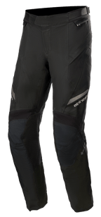 Alpinestars Road Tech GORE-TEX broek kort, zwart, motor touringbroek, waterdichte en ademende constructie van meerdere stoffen, reflecterende branding op het bovenbeen, versterkte kniepanelen, ritszakken en verstelbare taillebanden