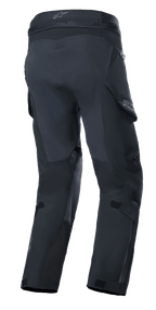 Alpinestars Boulder 3L GORE-TEX broek, adventure motorbroek, zwart, achteraanzicht met versterkt zitvlak en panelen aan de binnenzijde van de benen, voorzien van waterdichte cargozakken, GORE-TEX-branding op het onderbeen en duurzame gelamineerde constructie.
