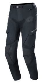 Alpinestars Boulder 3L GORE-TEX broek, adventure motorbroek, zwart, technisch textielontwerp met magnetische gespsluiting in de taille, versterkte kniepanelen met getextureerde inzetstukken, meerdere rits- en cargozakken, voorgevormde ergonomische pasvorm