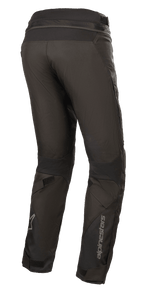 Alpinestars Stella Road Pro GORE-TEX dames motorbroek, zwart, driekwart-achteraanzicht, technische textiele motorbroek met reflecterende Alpinestars-branding op het onderbeen, voorzien van een toelopende pasvorm, klittenbandverstellers op de benen en een tailleverbindingsrits voor adventure touring.