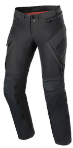 Alpinestars Stella ST-7 2L GORE-TEX dames motorbroek, adventure touring broek, zwart en donkergrijs, vooraanzicht met cargozakken, magnetische gespsluiting, voorgevormde knieën en subtiel Alpinestars-logo op de dij