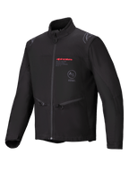 Alpinestars Lite-Dura Softshell Jas, zwart, enduro off-road motorjas, met rode Alpinestars-branding en AS ASTARS-logo op de borst, handzakken met ritssluiting en winddichte softshell-constructie.