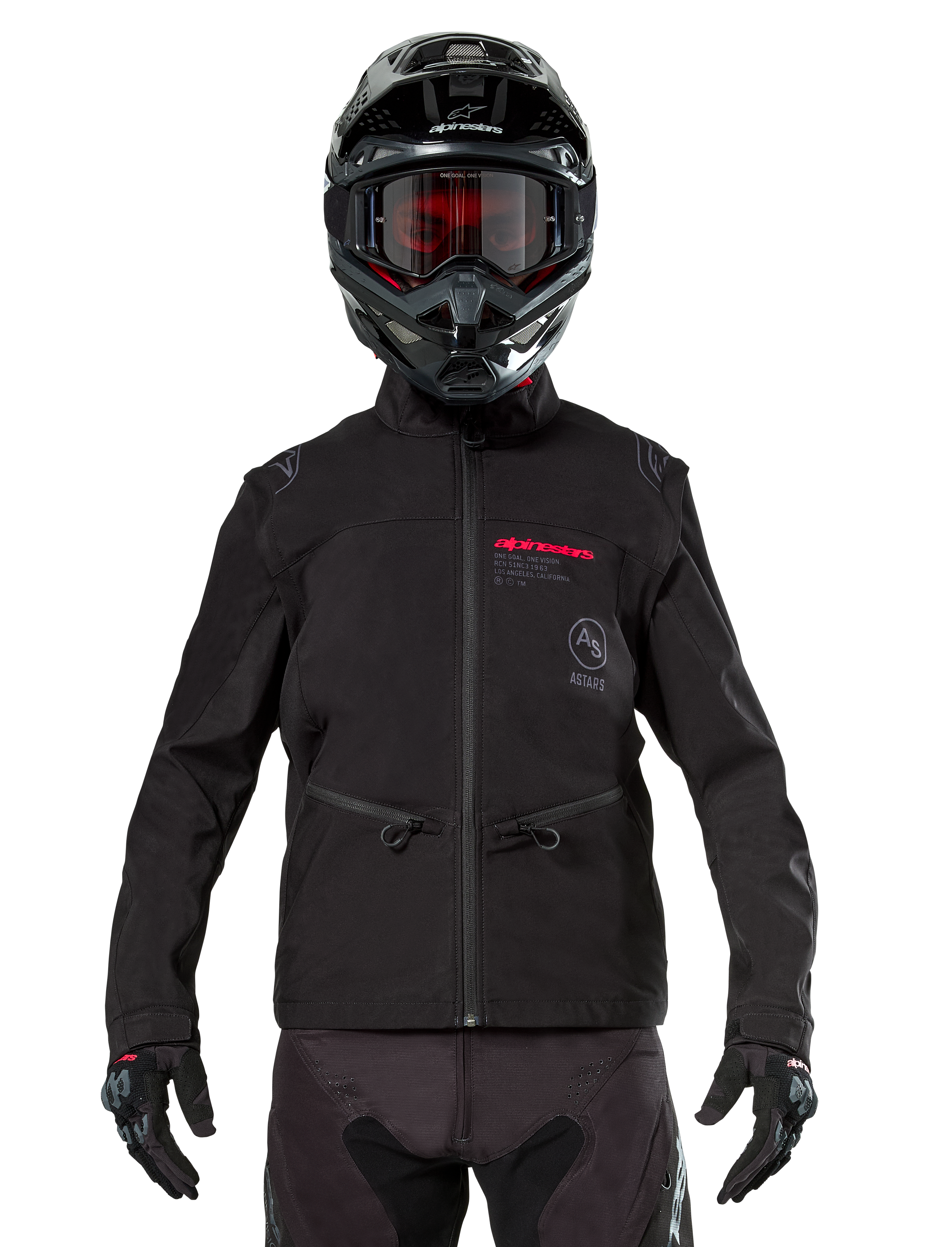 Motorcrosser met Alpinestars Lite-Dura Softshell Jas in het zwart, voorzien van rode en grijze logo-details op de borst, zwarte helm met rood getinte bril, zwarte handschoenen en broek, vooraanzicht van technische off-road motorkleding