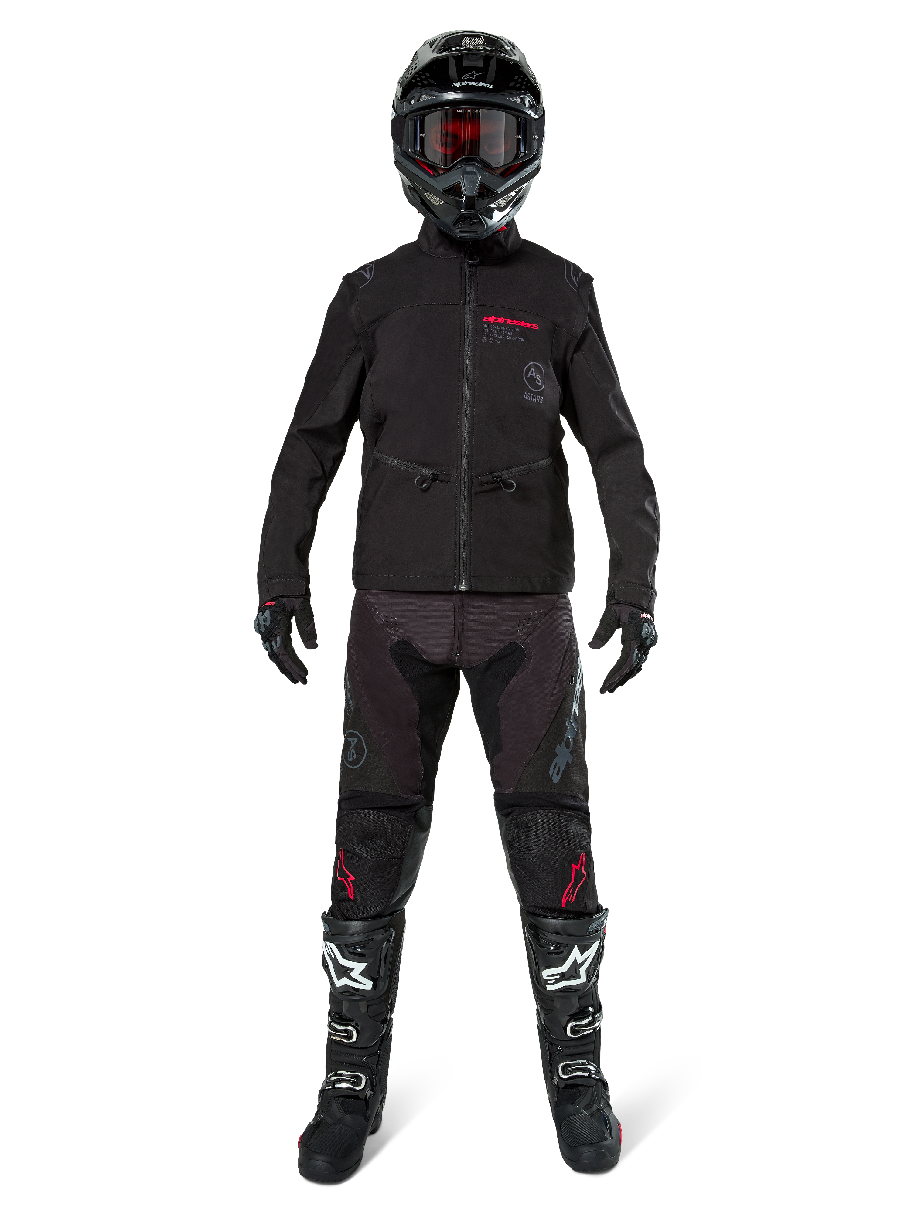 Motorcrossrijder in de Alpinestars Lite-Dura Softshell Jas in zwart met rode logo-details, gestyled met bijpassende zwarte off-road broek, zwarte helm en zwart-witte laarzen, complete professionele enduro race-uitrusting.