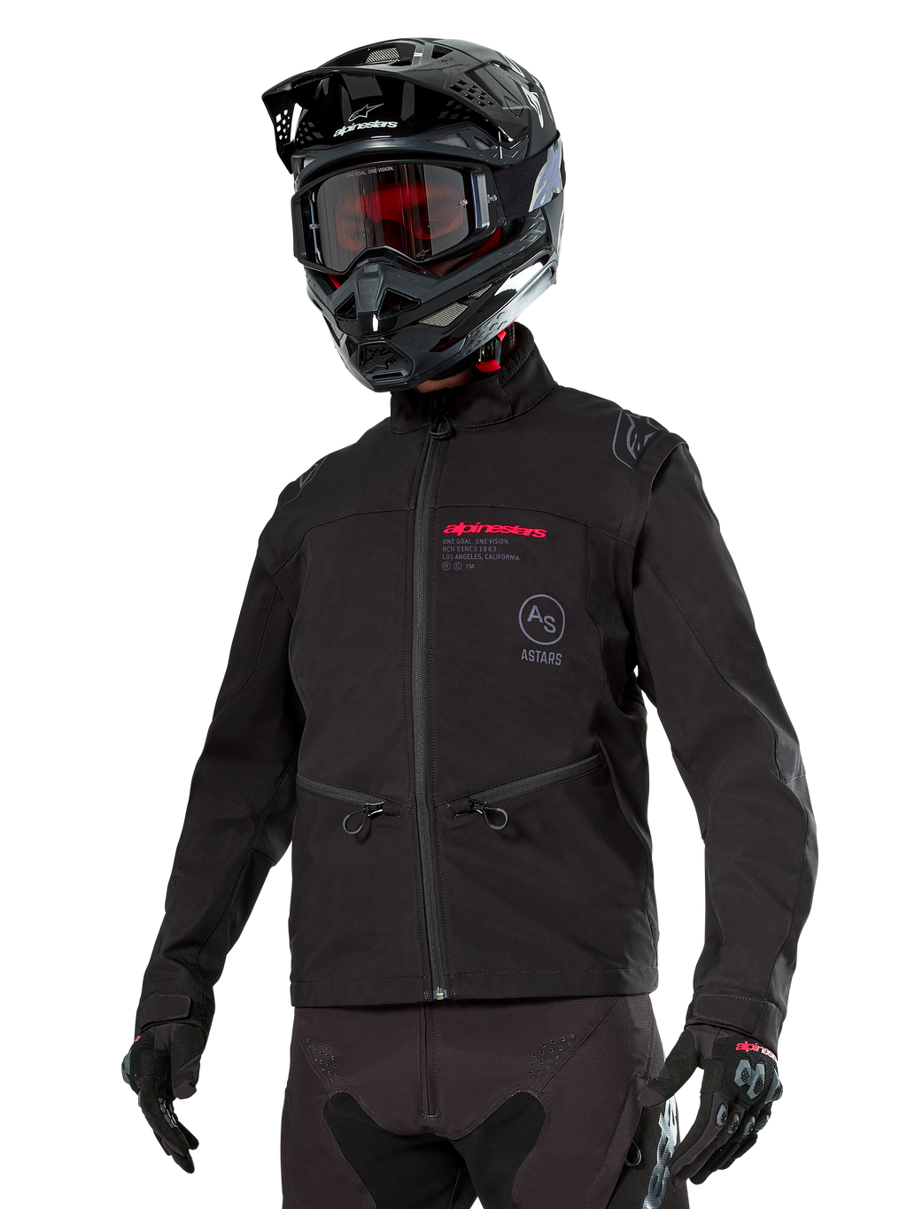 Alpinestars Lite-Dura Softshell Jacket, zwarte off-road motorjas met rode branding en AS-logo, gedragen met een zwarte motorcrosshelm, rode motorbril en zwarte handschoenen, voorzien van handzakken met ritssluiting en verstelbare manchetten, ontworpen voor enduro-rijden.