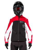 Alpinestars Lite-Dura Softshell Jas in zwart, felrood en wit, gedragen door een motocrosser met een zwarte helm en rood getinte bril, voorzien van witte panelen op de mouwen, Alpinestars-branding op de borst en een sportief off-road ontwerp.