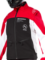 Alpinestars Lite-Dura Softshell Jas, off-road enduro jas, zwart, felrood en wit, met rode schouders en kraag, zwart borstgedeelte met witte Alpinestars en ASTARS logo's, witte mouwen en zakken met ritssluiting, gedragen door een rijder met een zwarte helm