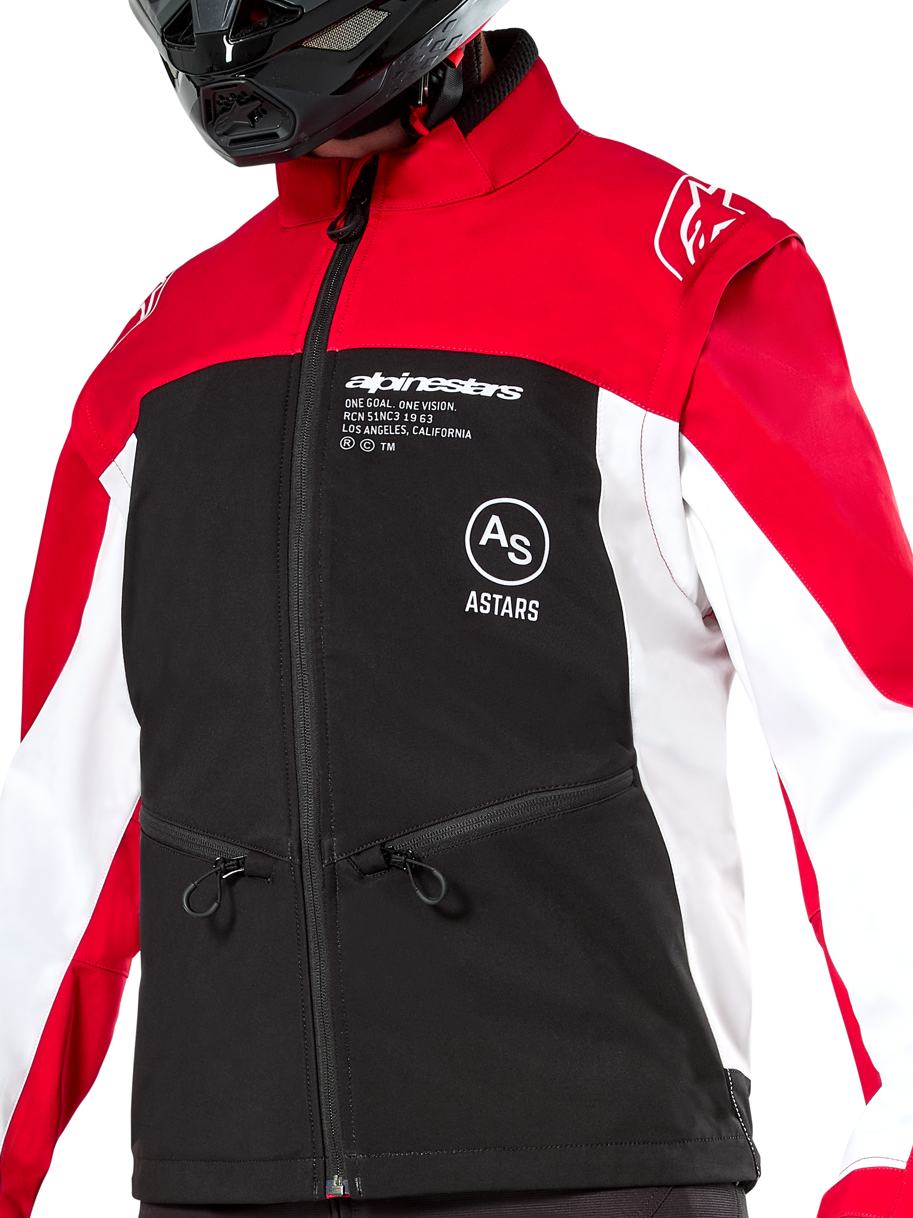 Alpinestars Lite-Dura Softshell Jas, off-road enduro jas, zwart, felrood en wit, met rode schouders en kraag, zwart borstgedeelte met witte Alpinestars en ASTARS logo's, witte mouwen en zakken met ritssluiting, gedragen door een rijder met een zwarte helm