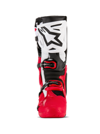 Alpinestars Tech 10 Enduro laarzen, motorcross- en enduro-laarzen, felrood, zwart en wit, vooraanzicht met een witte scheenplaat met een zwart Alpinestars-logo, rood onderste chassis en een veilig gespsluitingssysteem, hoogwaardige beschermende uitrusting voor off-road rijden