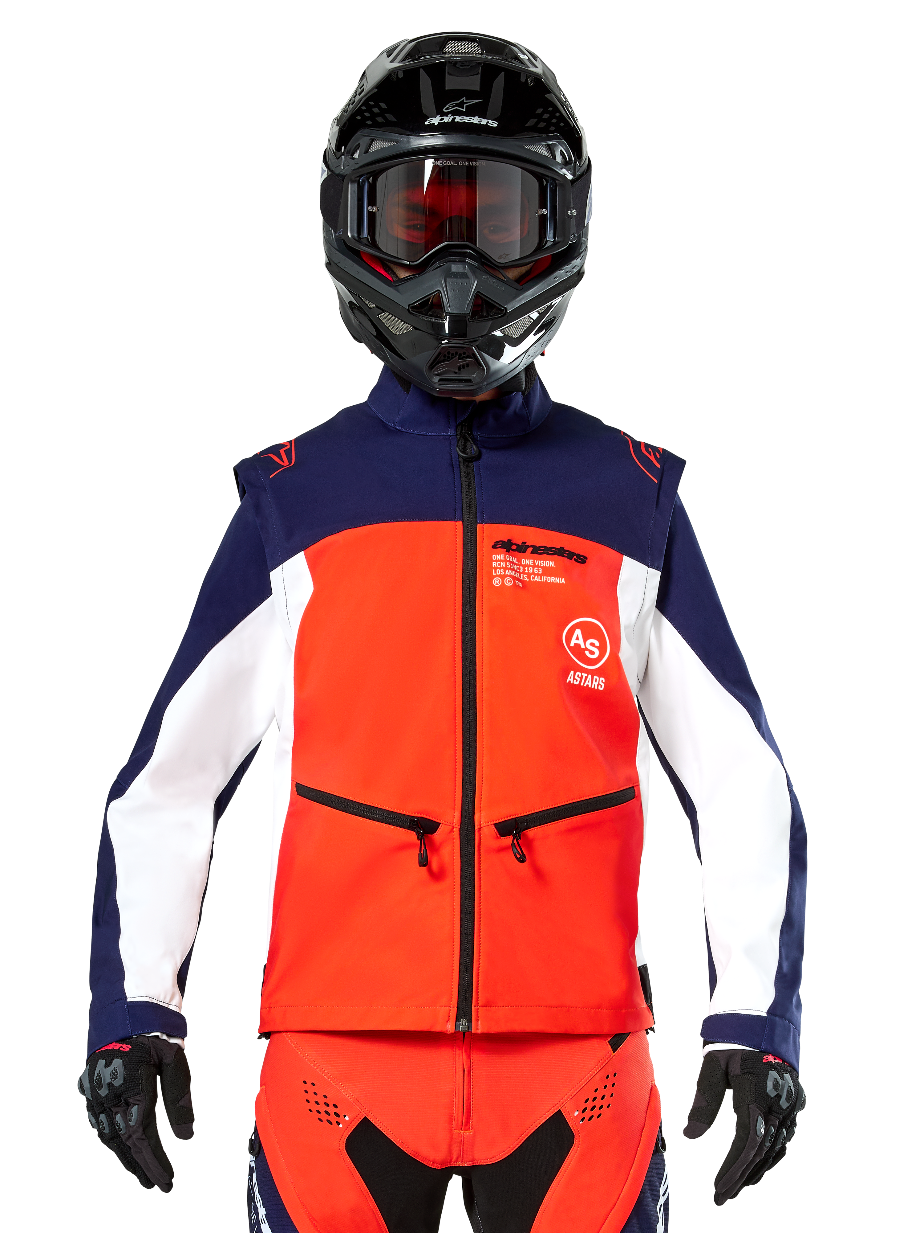 Alpinestars Lite-Dura Softshell Jas in marineblauw, fel oranje en wit, vooraanzicht op een rijder met een zwarte helm en motorbril, technisch kleurgeblokt ontwerp met handzakken met ritssluiting en Alpinestars-branding, veelzijdige kleding voor enduro en off-road rijden