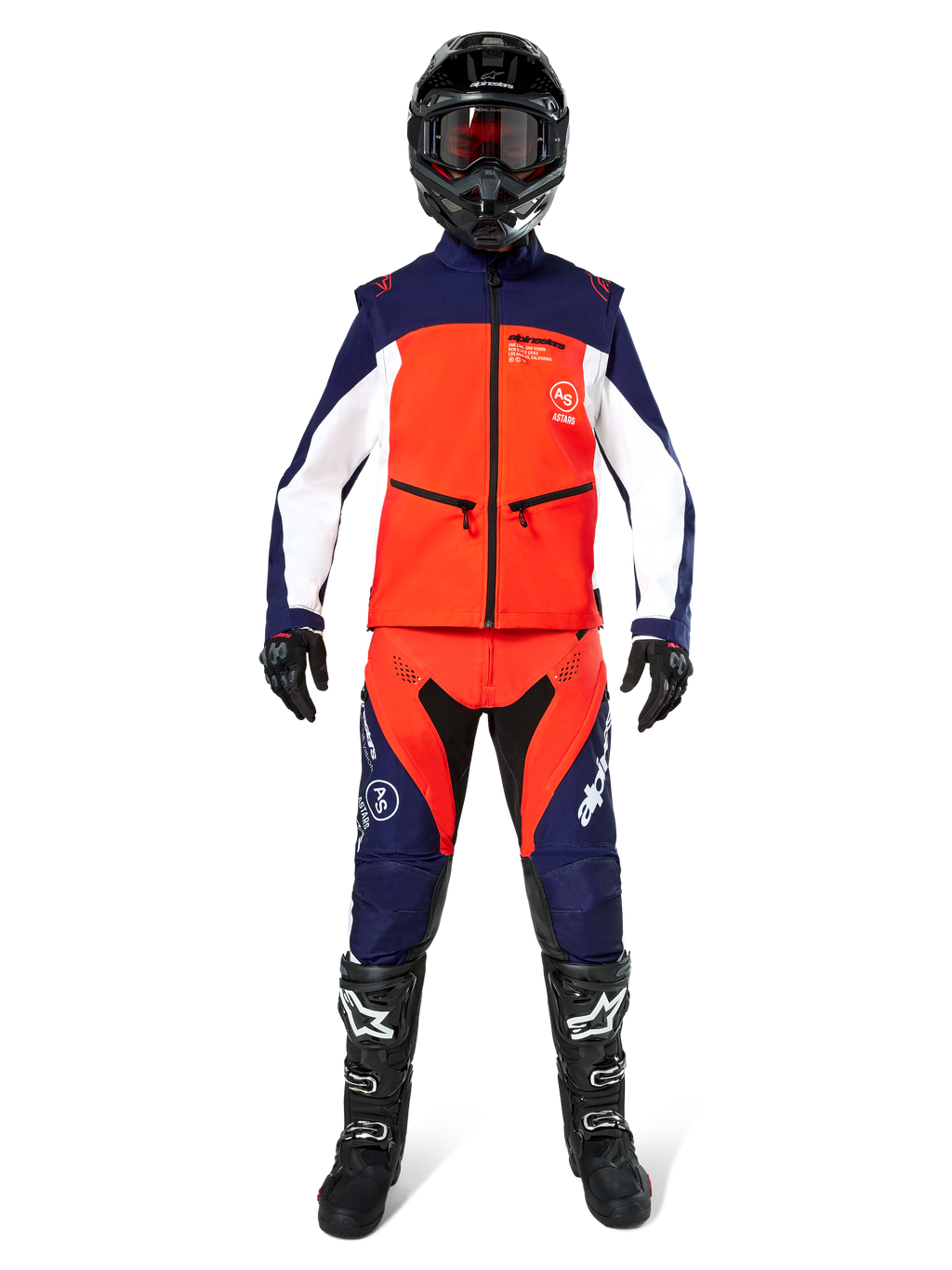 Motocrosser in complete off-road uitrusting, Lite-Dura Softshell Jas in Navy Hot Orange en Wit, bijpassende navy en oranje broek, zwarte helm met crossbril, zwart-witte laarzen en zwarte handschoenen, gecoördineerde outfit voor enduro