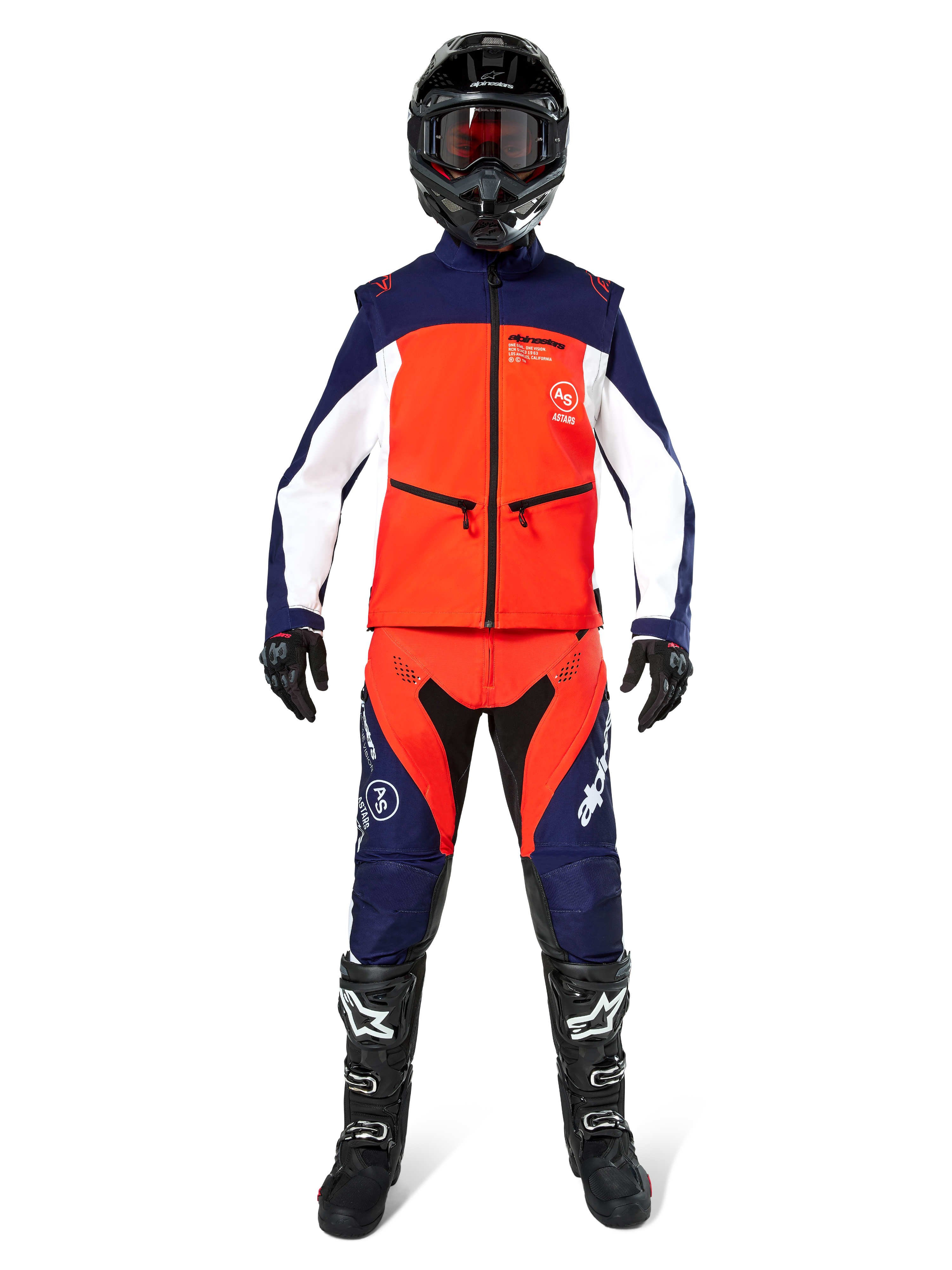 Motocrosser in complete off-road uitrusting, Lite-Dura Softshell Jas in Navy Hot Orange en Wit, bijpassende navy en oranje broek, zwarte helm met crossbril, zwart-witte laarzen en zwarte handschoenen, gecoördineerde outfit voor enduro