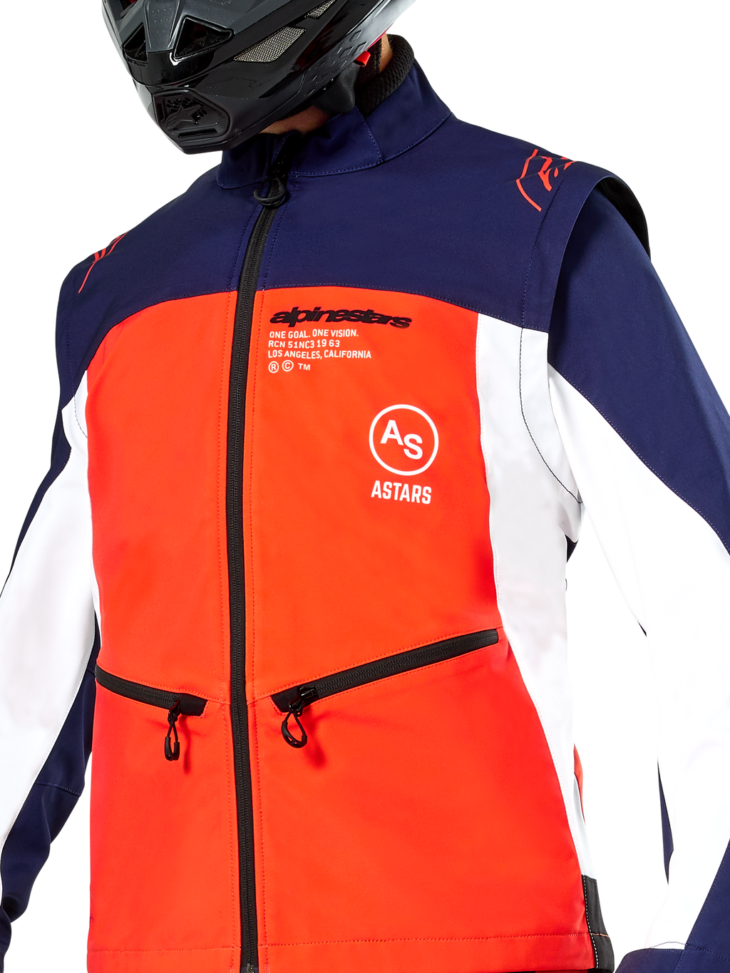 Alpinestars Lite-Dura Softshell Jas, navy, hot orange en wit, close-up van de torso, met een feloranje voorpand, witte zijpanelen en marineblauwe schouders, handzakken met rits en opvallende Alpinestars-branding, gedragen door een rijder met een zwarte off-road helm