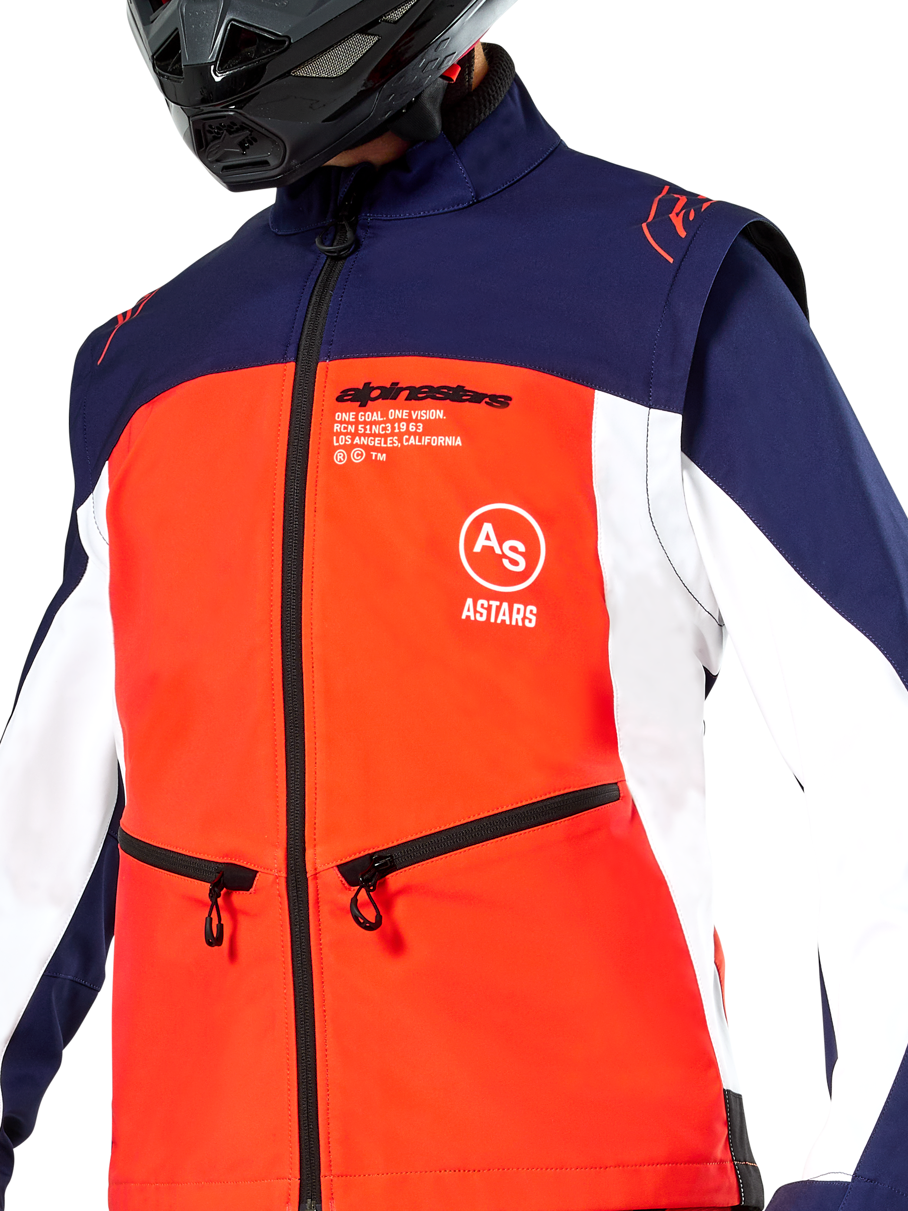 Alpinestars Lite-Dura Softshell Jas, navy, hot orange en wit, close-up van de torso, met een feloranje voorpand, witte zijpanelen en marineblauwe schouders, handzakken met rits en opvallende Alpinestars-branding, gedragen door een rijder met een zwarte off-road helm