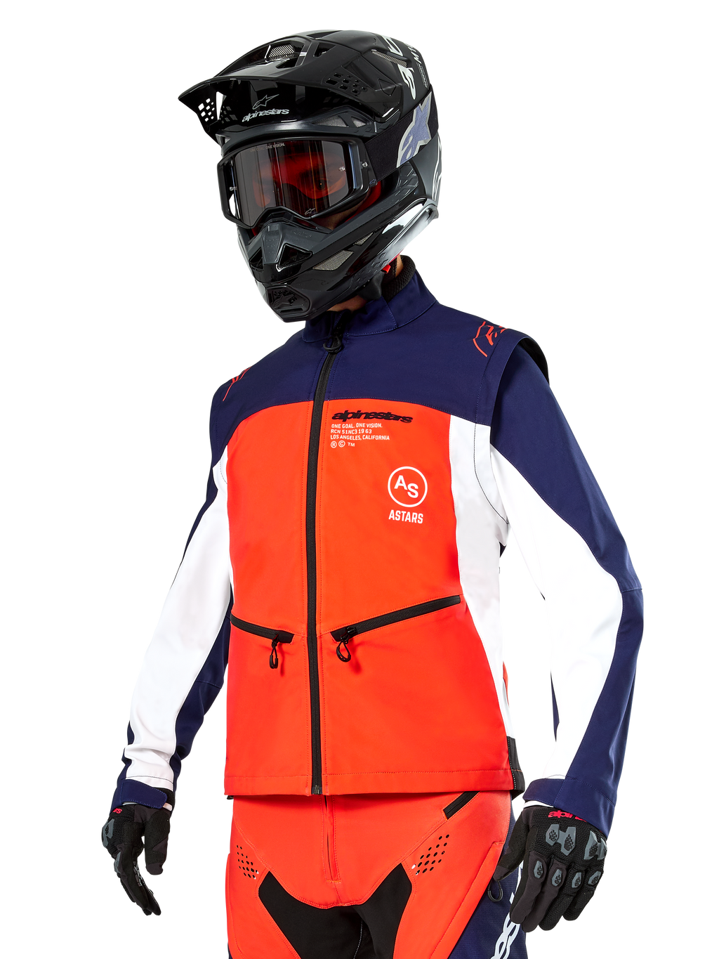 Alpinestars Lite-Dura Softshell Jas in navy, feloranje en wit, motorcross uitrusting, gedragen met zwarte helm en motorbril, beschermende handschoenen en bijpassende racebroek