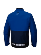 Alpinestars Lite-Dura Softshell Jas, achteraanzicht, navy, felblauw en wit, off-road motorjas met color-block ontwerp, groot wit logo op de onderste zoom aan de achterzijde en een klein logo op de bovenrug.