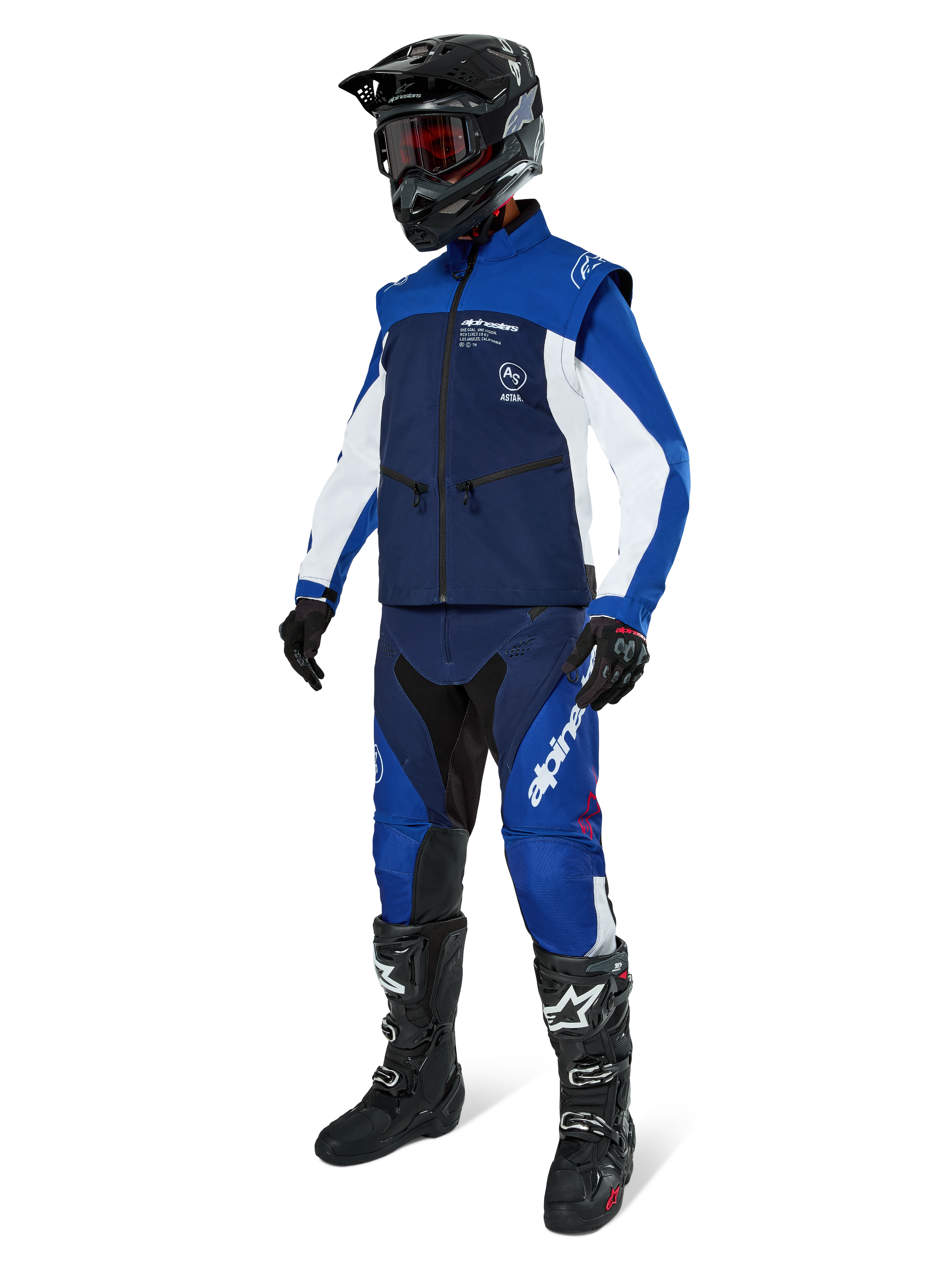Alpinestars Lite-Dura Softshell Jas, Navy, felblauw en wit, gedragen met bijpassende off-road broek, zwarte motorcrosslaarzen, zwarte helm met crossbril en zwarte handschoenen, complete enduro-uitrusting voor off-road racing