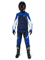 Alpinestars Lite-Dura Softshell Jas, off-road motorjas in navyblauw, helderblauw en wit, gedragen met een bijpassende volledige uitrusting inclusief zwarte helm, endurobroek en zwarte laarzen, technische winddichte kleding voor dirtbike-rijden