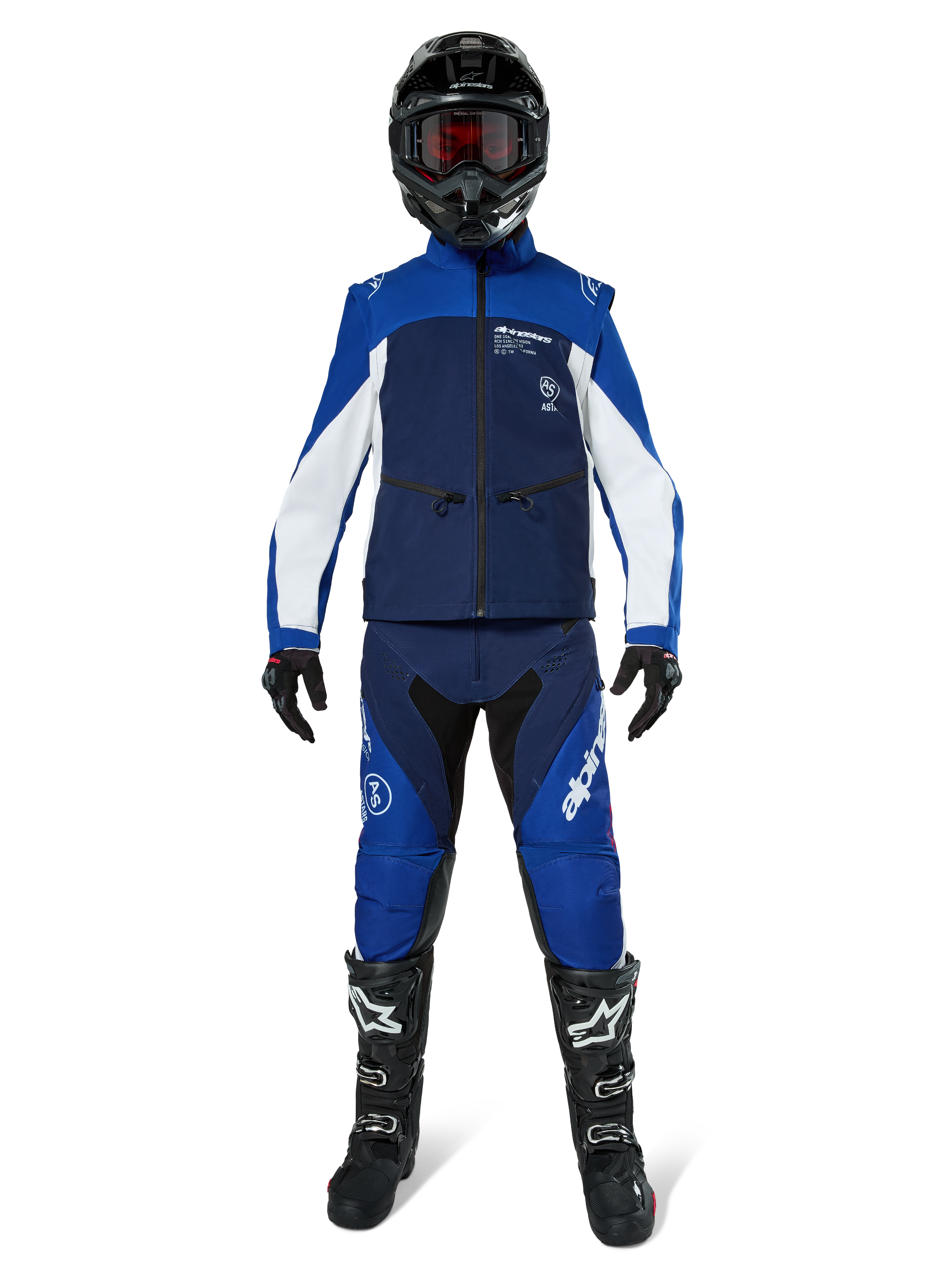 Alpinestars Lite-Dura Softshell Jas, off-road motorjas in navyblauw, helderblauw en wit, gedragen met een bijpassende volledige uitrusting inclusief zwarte helm, endurobroek en zwarte laarzen, technische winddichte kleding voor dirtbike-rijden