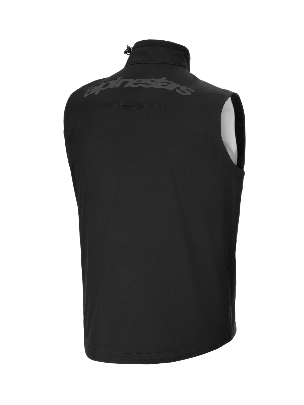 Alpinestars Techstar Softshell Vest, zwart, achteraanzicht met een groot tonaal Alpinestars-woordmerk over de bovenrug, winddicht lichtgewicht softshell-materiaal, hoge kraag met verstelbare stopper, ergonomisch mouwloos ontwerp voor het dragen van laagjes over off-road uitrusting.